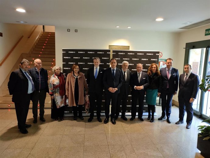 Autoridades y miembros del jurado antes de la entrega de los Premios Fundos a la Innovación Social en Castilla y León.