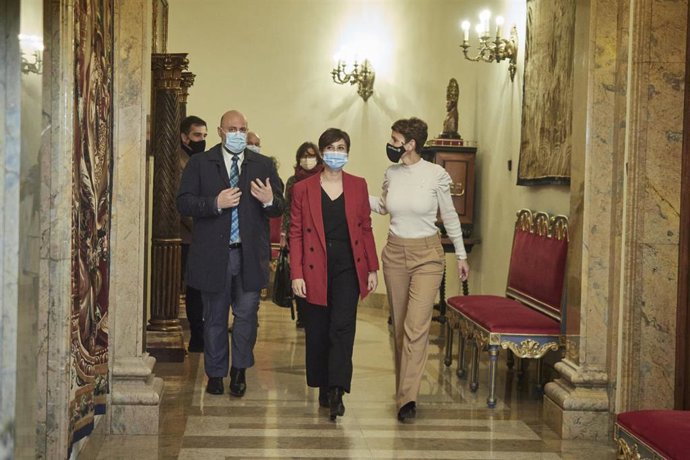 (I-D) El delegado del Gobierno de España en Navarra, José Luis Aristi; la ministra de Política Territorial y portavoz del Gobierno de España, Isabel Rodríguez, y la presidenta de Navarra, María Chivite, conversan a su llegada a una reunión de la Junta d