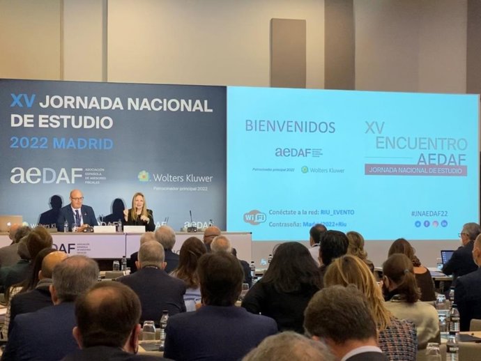 Archivo - Stella Raventós Calvo, presidente de AEDAF, ha inaugurado la jornada, junto a Javier Gómez Taboada, vocal responsable de Estudios e Investigación de AEDAF.