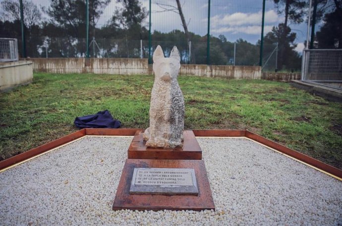 Imagen del monolito que homenajea a los perros policía de los Mossos d'Esquadra, situado en el Complex gara de la policía catalana