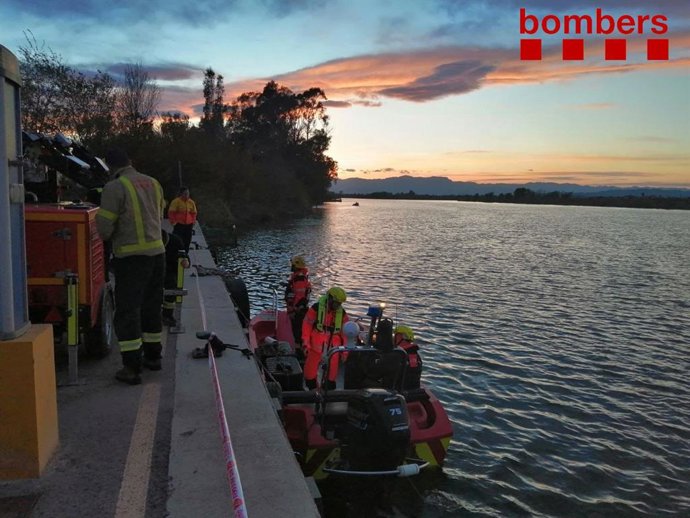 Imagen del dispositivo de búsqueda de un coche que ha caído en el río Ebro en Sant Jaume d'Enveja (Tarragona)