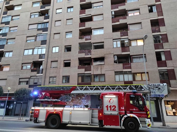 Los Bomberos del Ayuntamiento de Logroño sofocan el incendio en una vivienda de Avenida de Colón