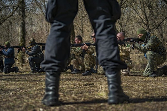 Voluntares civiles en un ejercicio militar en Zaporiyia