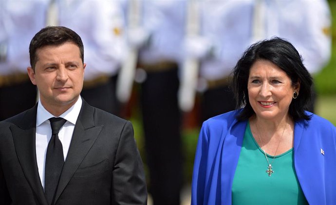 Archivo - 23 June 2021, Ukraine, Kiev: Ukrainian President Volodymyr Zelensky receives Georgia's President Salome Zurabishvili (R)during an official welcome ceremony at the Mariinskyi Palace. Photo: -/Ukrinform/dpa