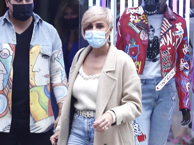 Ana María Aldón, de compras por la Gran Vía madrileña