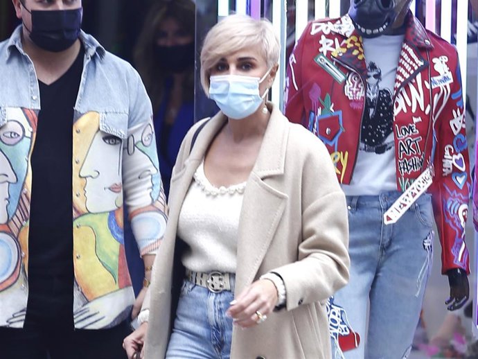 Ana María Aldón, de compras por la Gran Vía madrileña