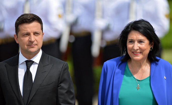 Archivo - Arxiu - 23 June 2021, Ukraine, Kíev: Ukrainian President Volodymyr Zelensky receives Gergia's President Salome Zurabishvili (R)during an official welcome ceremony at the Mariinskyi Palace. Photo: -/Ukrinform/dpa
