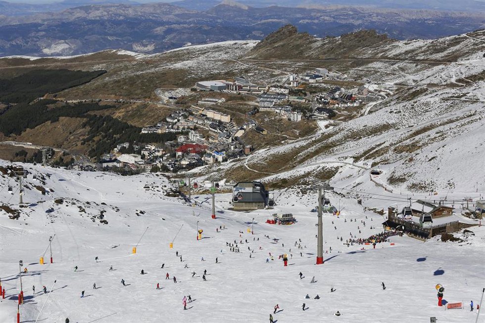 Archivo - Ambiente en la estación de Sierra Nevada 