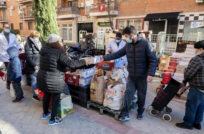 Archivo - Personas en riesgo de exclusión acuden a recoger alimentos de la Fundación Madrina, en la plaza de San Amaro, a 7 de enero de 2022, en Madrid (España). El objetivo de los actos de la Fundación Madrina durante las fiestas navideñas es rendir ho