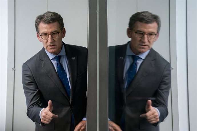 El presidente de la Xunta de Galicia, Alberto Núñez Feijóo, a su llegada a la sede nacional del PP para entregar los avales necesarios para formalizar su candidatura, en la calle Génova, a 9 de marzo de 2022, en Madrid (España).