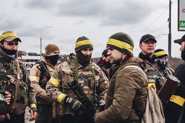 Varios soldados del ejército ucraniano, a 4 de marzo de 2022, en Irpin (Ucrania).