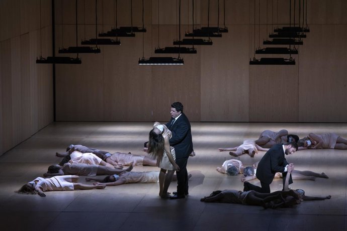 Un grupo de artistas durante el pase gráfico de la ópera 'Macbeth' en el Palau de les Arts