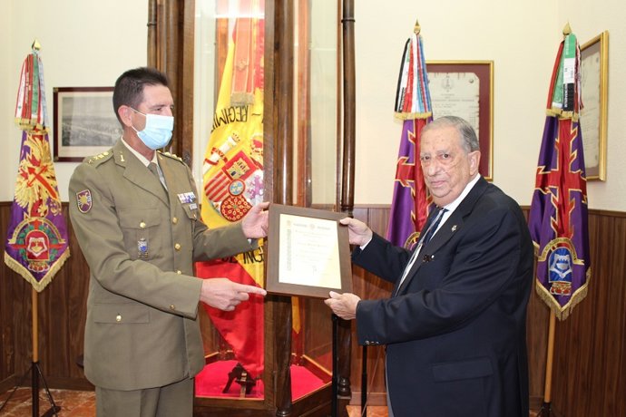 Alberto Estella (d) recibió en 2020 de manos del coronel Guillermo José Rodríguez Berlandino del REI 11 el título de Zapador Minador Honorífico