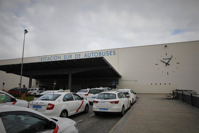 Archivo - Taxis en la Estación Sur de Autobuses de Madrid