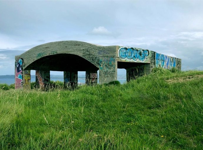 Casamata de artillería republicana de la batería de costa de Cabo Mayor en una fotografía actual