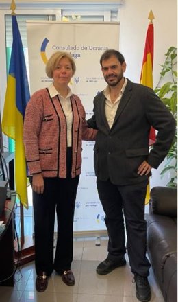 La cónsul de Ucrania en Málaga, Svitlana Kramarenko,  y Hernando Pérez, neurólogo del CNA.