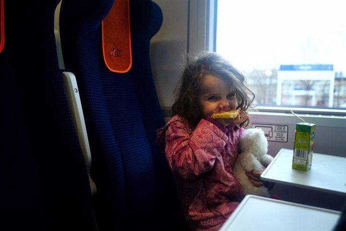 29 March 2022, Poland, Przemysl Glowny: Ukrainian refugee Anglika Lykov, five, from Kharkiv, sits on a train bound for Wroclaw after arriving with her family to Przemysl Glowny train station in Poland to flee the Russian invasion. Photo: Victoria Jones/
