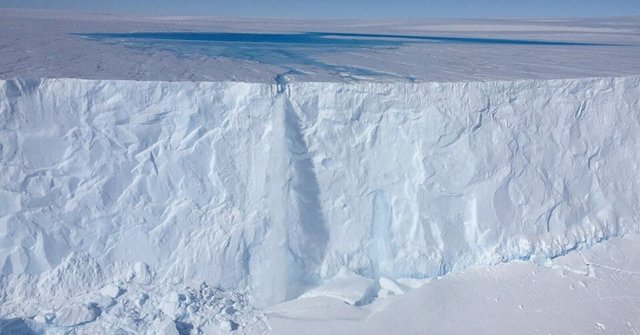 Lago de agua de deshielo en el glaciar Srsdal.