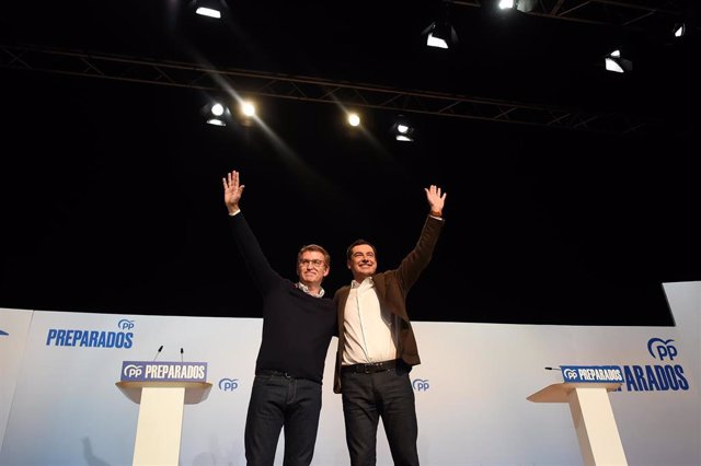 El presidente del PP-A, Juanma Moreno, y el candidato a la Presidencia del Partido Popular, Alberto Núñez Feijoo, han participado en un acto del partido a 19 de marzo de 2022 en Torremolinos (Málaga). (Foto de archivo).