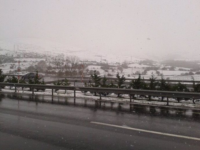 Archivo - Nieve en Cantabria, carreteras. Imagen de archivo