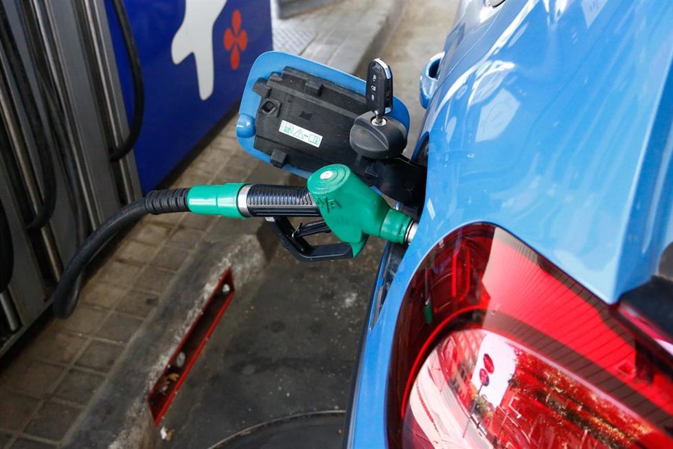 Archivo - Un coche repostando gasolina en una gasolinera.