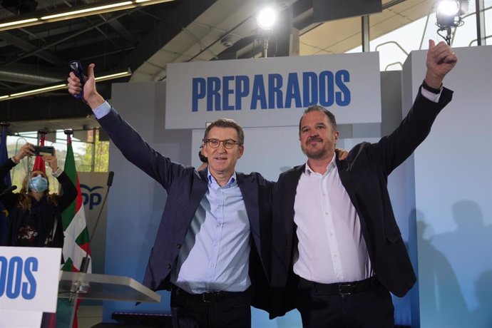 El candidato a la Presidencia del Partido Popular, Alberto Núñez Feijóo (i), y el presidente del PP del País Vasco, Carlos Iturgaiz, en el Palacio Euskalduna, a 24 de marzo de 2022, en Bilbao, País Vasco (España). 