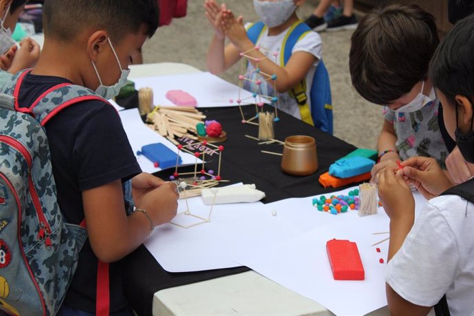Niños participan en un taller del Family Day de la Moble Week Barcelona de 2021.