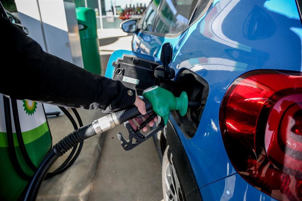 Una persona pone gasolina en una gasolinera el día en que ha entrado en vigor la rebaja de 20 céntimos en el litro de la gasolina, a 1 de abril de 2022. 