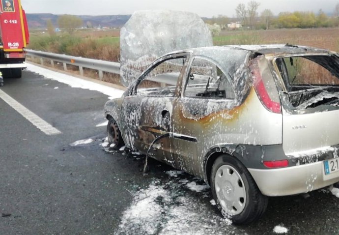 Coche calcinado en Nájera