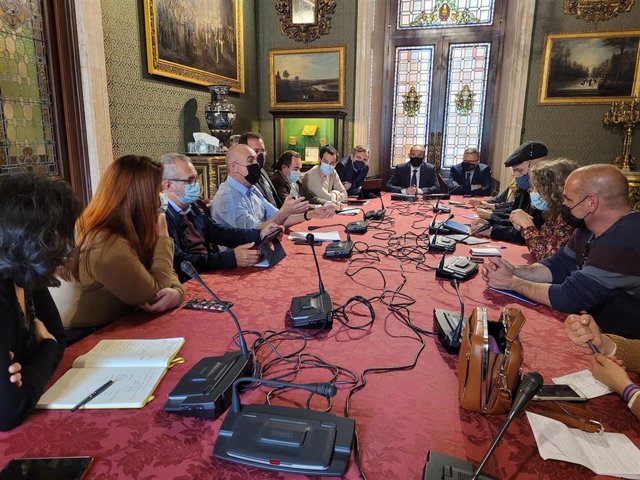 El alcalde de Sevilla, Antonio Muñoz, se ha reunido con integrantes de la asociación Pulmón Verde.