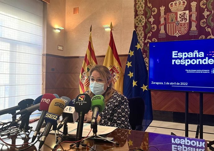 La delegada del Gobierno en Aragón, Rosa Serrano, durante el encuentro con los medios de comunicación de este viernes.
