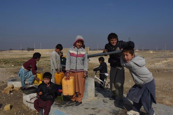 Archivo - Un grupo de niños desplazados en un pozo en un campamento de desplazados internos en Mazar-i-Sharif, en Afganistán