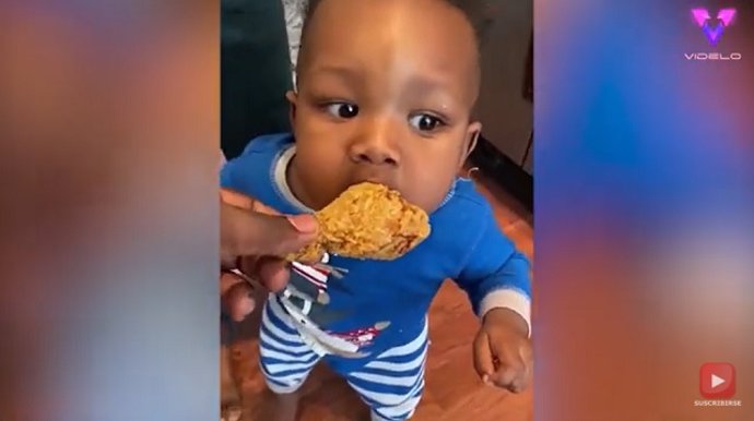 El niño da sus primeros pasos cuando le acercan pollo frito // Bebés divertidos