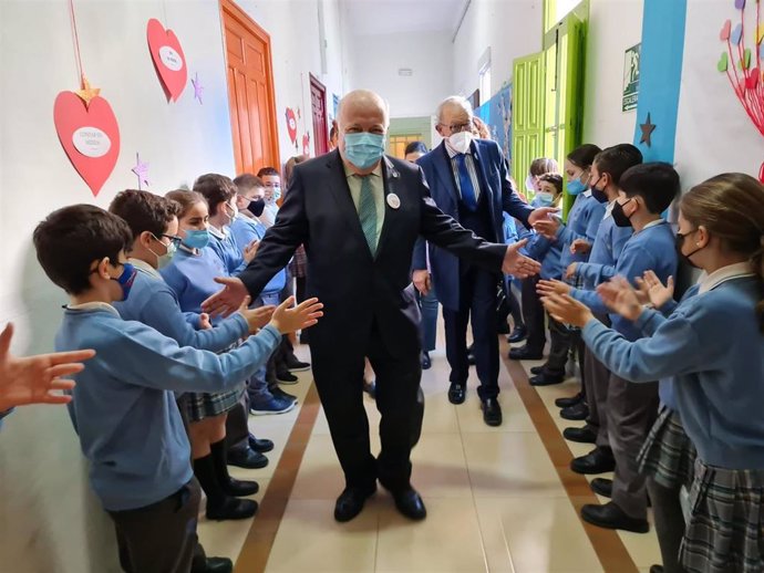 Aguirre saluda a alumnos del Colegio La Milagrosa de Córdoba.
