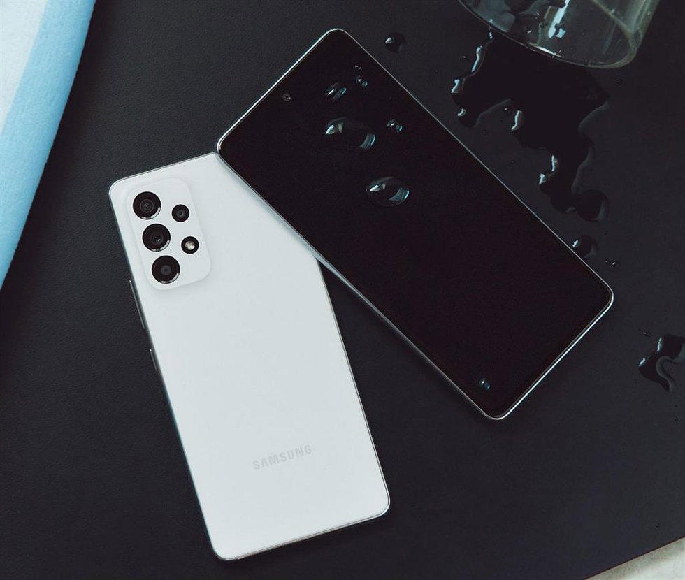 Galaxy A53 5G en los colores blanco y negro