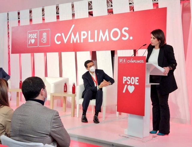 La vicesecretaria general del PSOE, Adriana Lastra, este viernes en Granada, en presencia del alcalde de la ciudad, Paco Cuenca.