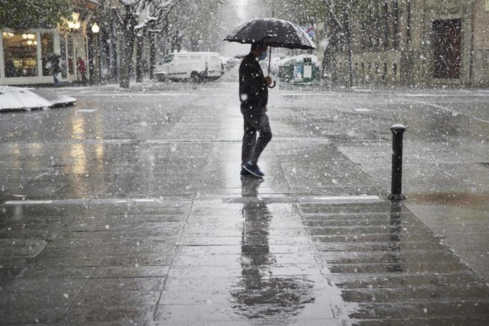 Imagen de la nieve que ha caído hoy en Pamplona.