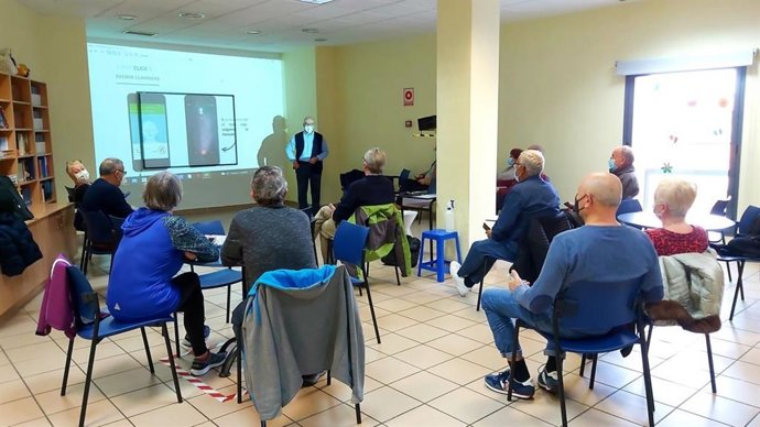 Archivo - Expertclick (AEB) forma a cerca de 3.300 personas mayores en nuevas tecnologías desde 2018
