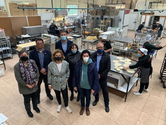 El secretario autonómico de Sectores Productivos y Memoria Democrática, Jesús Jurado, presenta los cheques durante una visita a Can na Maru.