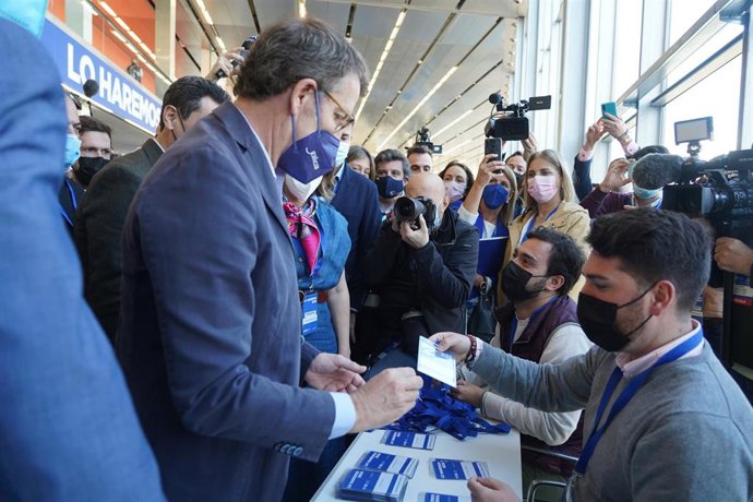 El candidato a la presidencia del PP y presidente de la Xunta de Galicia, Alberto Núñez Feijóo, recoge la acreditación a la llegada a el   20 Congreso Nacional del PP en Sevilla a 01 de marzo del 2020