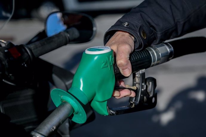 Una persona pone gasolina en una gasolinera el día en que ha entrado en vigor la rebaja de 20 céntimos en el litro de la gasolina, a 1 de abril de 2022, en Pozuelo de Alarcón, Madrid (España). Desde hoy, 1 de abril, se aplica la bonificación mínima de 2