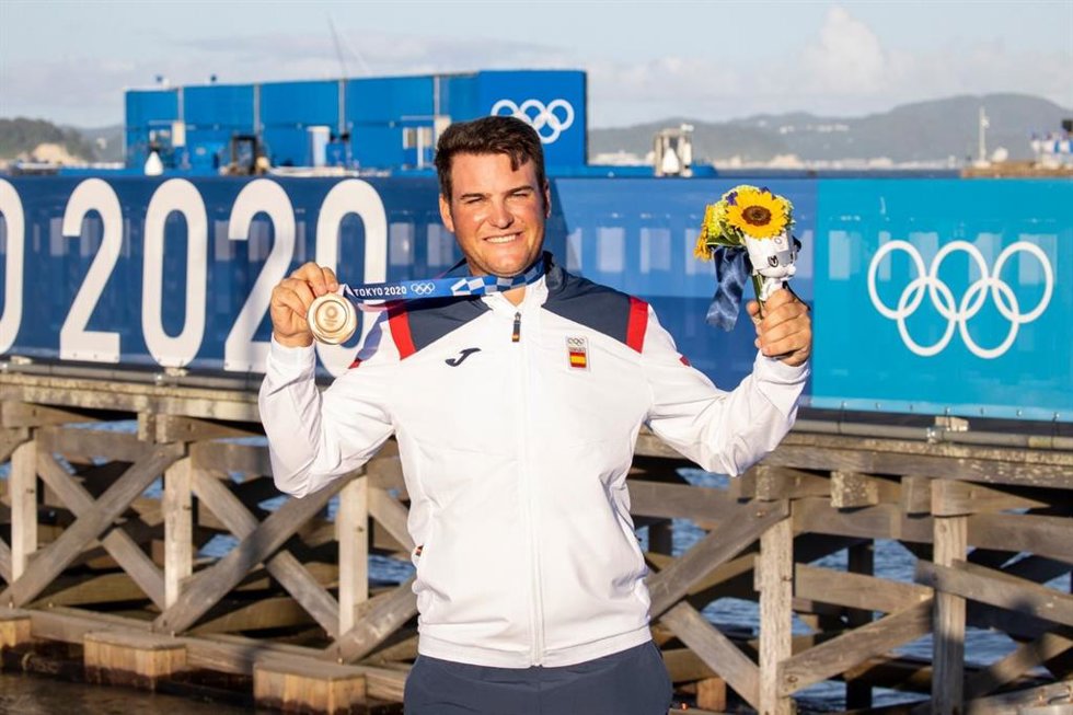 El regatista Joan Cardona muestra la medalla de bronce en los Juegos Olímpicos de Tokyo 2020.