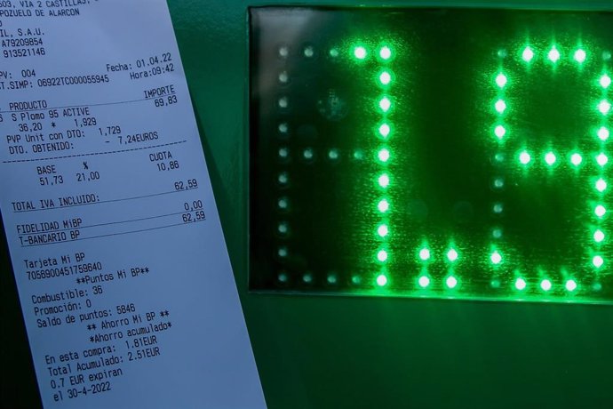 Una persona muestra el ticket del precio de su gasolina en una gasolinera el día en que ha entrado en vigor la rebaja de 20 céntimos en el litro de la gasolina