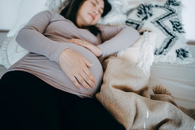 Archivo - Mujer embarazada en la cama