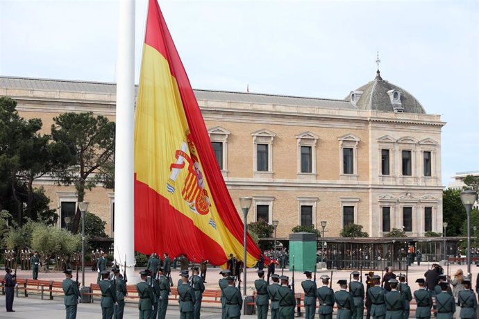 Archivo - Izado de bandera con motivo del Día de San Isidro en los Jardines del Descubrimiento de la Plaza de Colón, a 15 de mayo de 2021, en Madrid (España). Durante el acto, rinde honores una compañía mixta compuesta por cuatro secciones del Ejército 