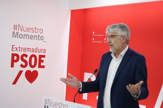 El diputado del PSOE en el Congreso por la provincia de Badajoz Valentín García en rueda de prensa