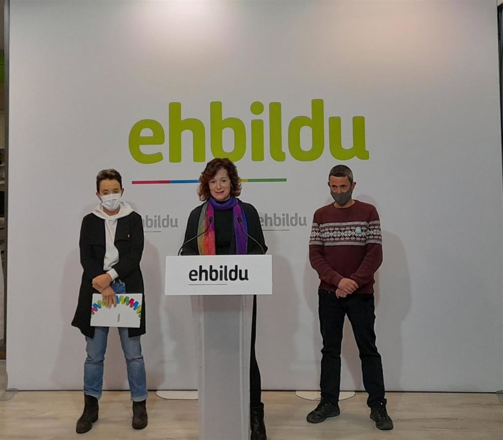 La Diputada Bel Pozueta, La Concejala Eva Aranguren, Y El Concejal De Sartaguda Paolo Albanese, Durante La Rueda De Prensa