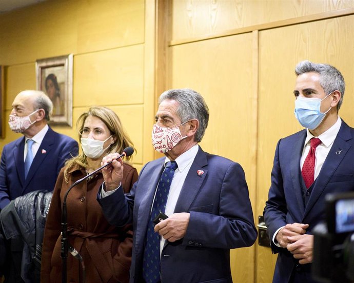 La ministra de Transportes, Raquel Sánchez, junto al presidente Revilla, el vicepresidente Zuloaga y el consejero López Marcano, en el encuentro informativo sobre el tren Santander-Bilbao