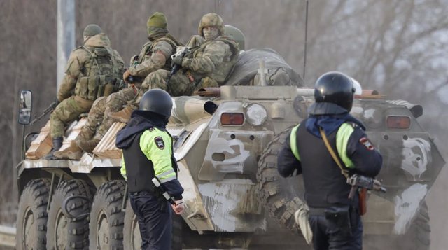 Archivo - Diversos militars viatgen en un vehicle blindat prop de la frontera entre Rússia i Ucraïna.