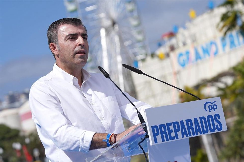 El presidente del PP canario, Manuel Domínguez, interviene en un acto del PP en el Parque Marítimo César Manrique